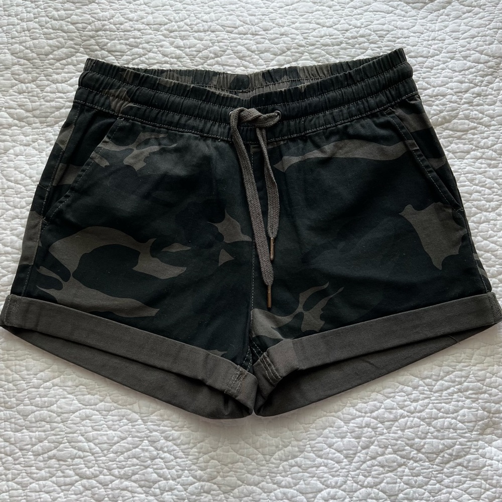 RD Style Mariana Camo Printed Pull On Cuffed Shorts Women’s Size Small